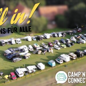 Campervans beim All in Campertreffen auf einer großen Wiese