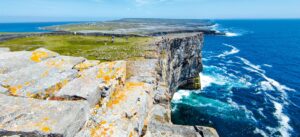 Steile Klippen der Aran Inseln auf Irland