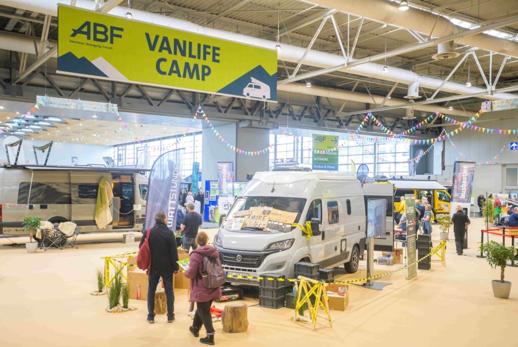 Vanlife Camp in Halle 25 der ABF in Hannover