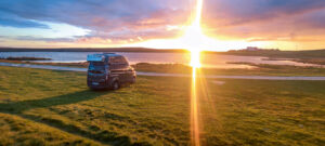 Camper bei Sonnenuntergang an der Küste Schottlands