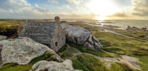 Felsige Küste Site de Meneham in der Bretagne