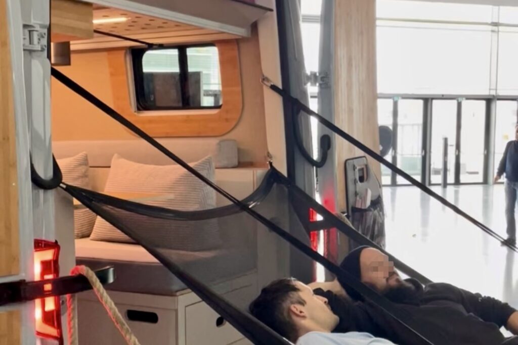 Besucher auf einer Hängematte am Heck eines Campervans auf der CMT Stuttgart 2025