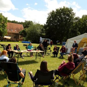 Camper treffen sich zum kreativen Workshop auf dem All in! Campertreffen