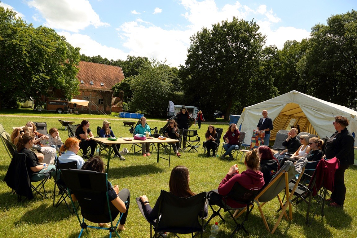 Camper treffen sich zum kreativen Workshop auf dem All in! Campertreffen